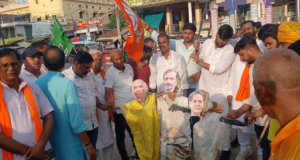 राष्ट्रीय गीत के अपमान के विरोध में भाजपा का जोरदार प्रदर्शन, कांग्रेस कार्यालय के सामने गूंजा वंदे मातरम्